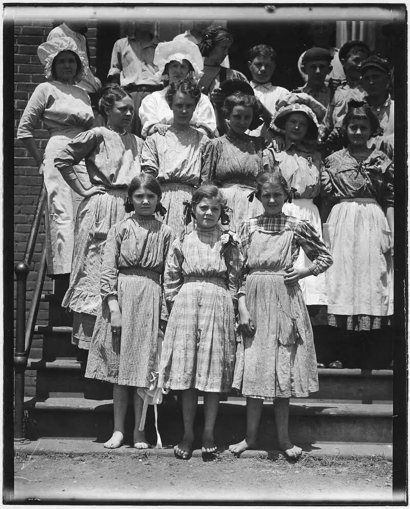 Group Of Men And Girls Working In The Aragon Mill