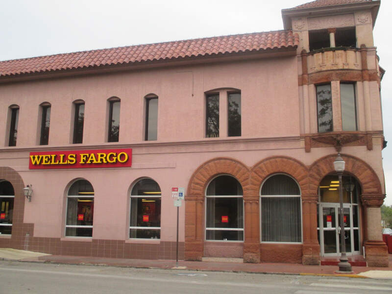 Wellsc Fargo In Downtown Seguinc Tx Img